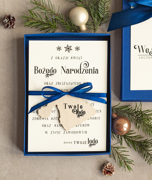 kartka pudełko Biznesowe kartki świąteczne z logo w pudełku z bombką czapka mikołaja na choinkę- drewniane zawieszki na choinkę prezent dla klientów