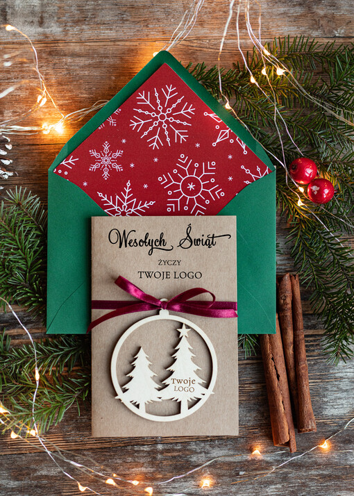 z magnesem lub zawieszką na choinkę kartki świąteczne dla firm Drewniana bombka zawieszka na choinke z Logo firmy świateczna kartka firmowa choinki
