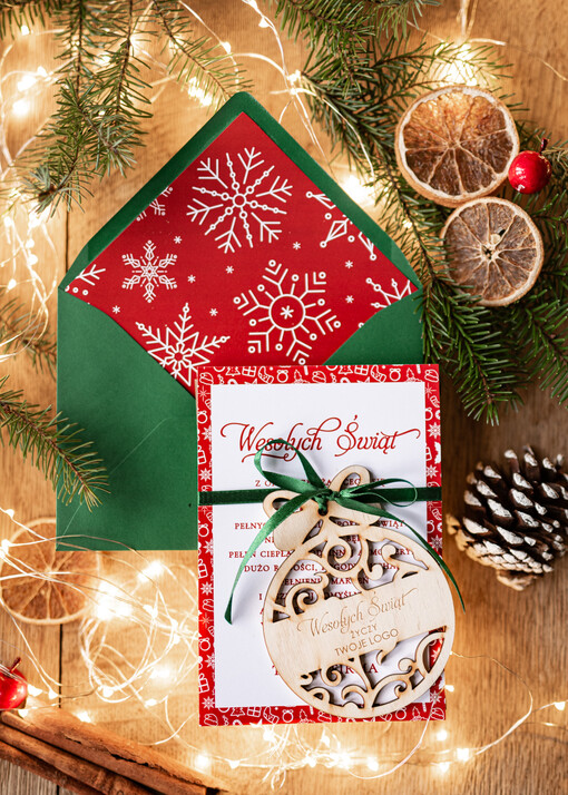 z magnesem lub zawieszką na choinkę kartki świąteczne dla firm Drewniana bombka zawieszka na choinke z Logo firmy świateczna kartka firmowa śnieżyka