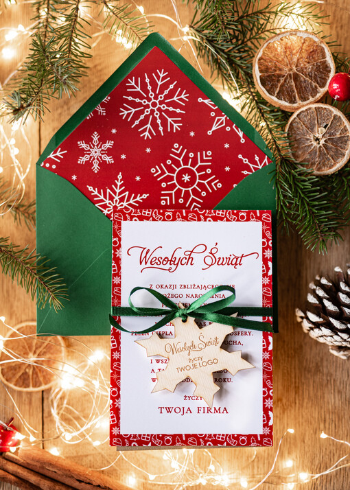 z magnesem lub zawieszką na choinkę kartki świąteczne dla firm Drewniana bombka zawieszka na choinke z Logo firmy świateczna kartka firmowa