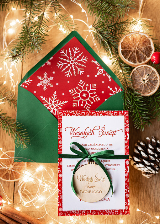 z magnesem lub zawieszką na choinkę kartki świąteczne dla firm Drewniana bombka zawieszka na choinke z Logo firmy świateczna kartka firmowa