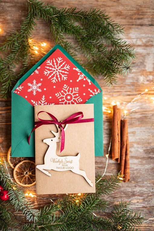 z magnesem lub zawieszką na choinkę kartki świąteczne dla firmy z logo kartki z drewnianą bombką   kartki świąteczne dla firm Drewniana bombka zawieszka na choinke