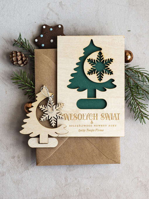 z magnesem lub zawieszką na choinkę Drewniana kartka świąteczna z logo firmy - świąteczna choinka stojąca z kartką świąteczna firmową, drewniana kartka na swieta, kartka swiateczna z zawieszką