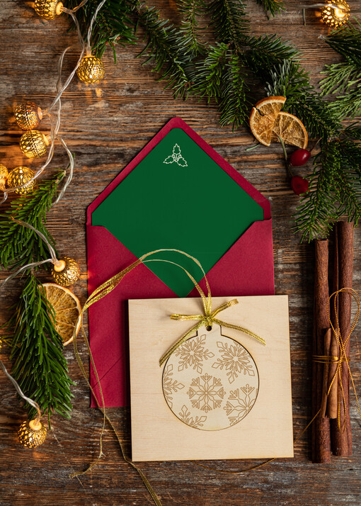 z magnesem lub zawieszką na choinkę kartki świąteczne dla firm Drewniana bombka zawieszka na choinke z Logo firmy świateczna kartka firmowa bombka