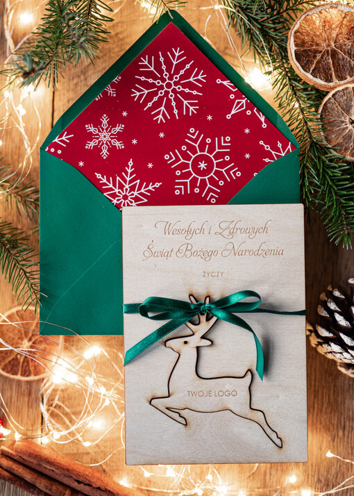 z magnesem lub zawieszką na choinkę kartki świąteczne dla firm Drewniana bombka zawieszka na choinke z Logo firmy świateczna kartka firmowa