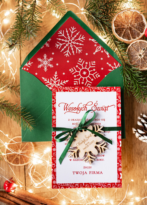 z magnesem lub zawieszką na choinkę kartki świąteczne dla firm Drewniana bombka zawieszka na choinke z Logo firmy świateczna kartka firmowa śnieżyka
