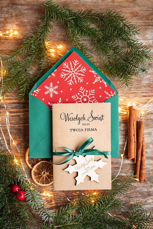 z magnesem lub zawieszką na choinkę kartki świąteczne dla firm Drewniana bombka zawieszka na choinke z Logo firmy świateczna kartka firmowa gwiazdka