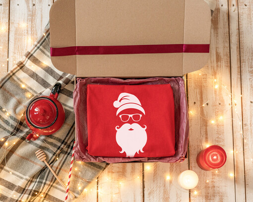 zestawy skarpetki, koszulki z nadrukiem świąteczna damska koszulka różne rozmiary, czerwona świąteczna koszulka, koszulka świąteczna z nadrukiem,  prezent na święta koszulka z nadrukiem