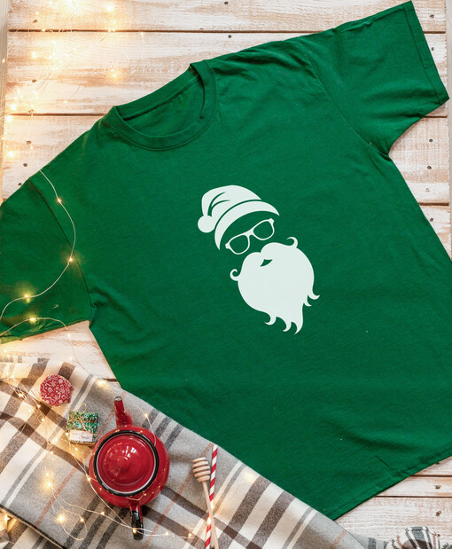 zestawy skarpetki, koszulki z nadrukiem pomysł na prezent świąteczna koszulka różne rozmiary, zielona męska świąteczna koszulka, koszulka świąteczna z nadrukiem, prezent na święta koszulka z nadrukiem