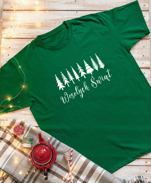 zestawy skarpetki, koszulki z nadrukiem pomysł na prezent świąteczna koszulka różne rozmiary, zielona męska świąteczna koszulka, koszulka świąteczna z nadrukiem,  prezent na święta koszulka z nadrukiem