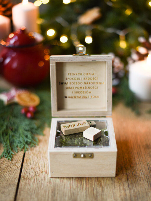 pendrive podstawki na tablet telefon  prezent na święta zestawy dla firm z logo pendrive w drewnianej szkatułce