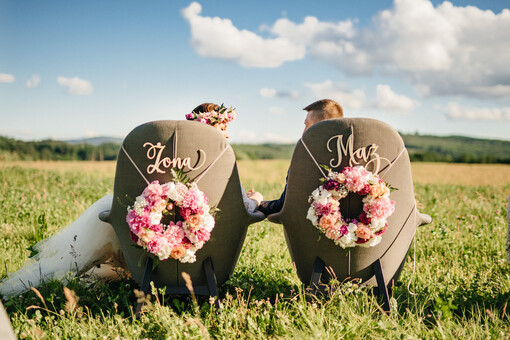 tabliczki z napisami  gadżety weselne, napisy na krzesła Pary Młodej, drewniane napisy na krzesła