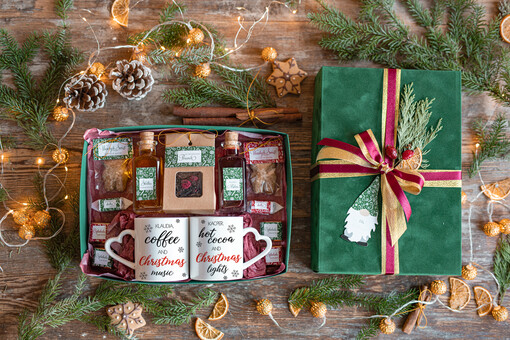 zestawy z kubkiem i filiżanką wspólny prezent świąteczny dla rodziców pod choinkę, ciekawe prezenty dla tesciow na swieta, zestaw kubków dla pary, bozonarodzeniowy prezent dla dziadków, świąteczny zestaw kubeczków dla pary