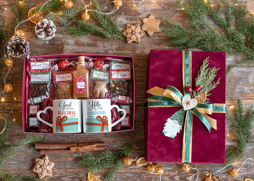 zestawy z kubkiem i filiżanką świąteczny zestaw kubeczków dla pary, wspólny prezent świąteczny dla rodziców pod choinkę, ciekawe prezenty dla tesciow na swieta, zestaw kubków dla pary, bozonarodzeniowy prezent dla dziadków, świąteczny zestaw kubeczków dla pary