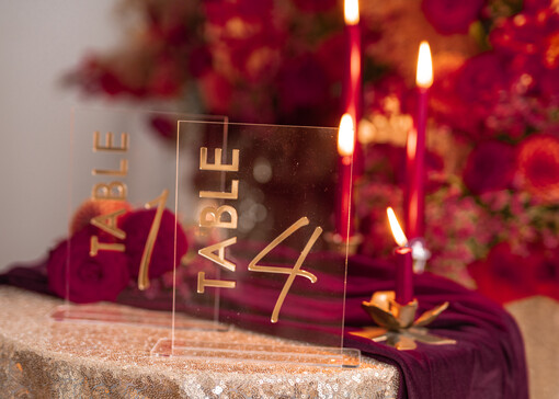 welurowe złote akrylowe  numerki na stół weselny, akrylowe numery na stół weselny, złoty numerek na stoły weselne, numeracja stołów na weselu w stylu glamour, nowoczesny numerek na stół