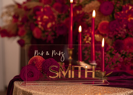 welurowe złote akrylowe  stojak z numerkiem na stół Pary Młodej, tabliczka na stol Pary Mlodej, akrylowy numerek na stół weselny, numeracja stołów weselnych w stylu glamour