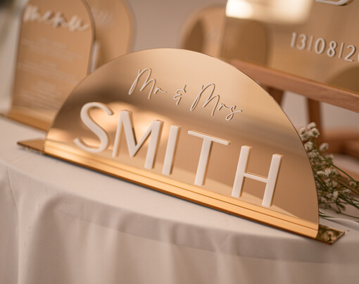 welurowe złote akrylowe  złoty stojak z numerkiem na stół Pary Młodej, tabliczka na stol Pary Mlodej, akrylowy numerek na stół weselny, numeracja stołów weselnych w stylu glamour