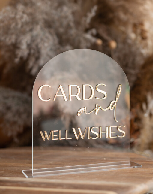 welurowe złote akrylowe  napisy na stół weselny, akrylowe numery na stół weselny, złoty numerek na stoły weselne, numeracja stołów na weselu w stylu glamour, nowoczesny numerek na stół weselny