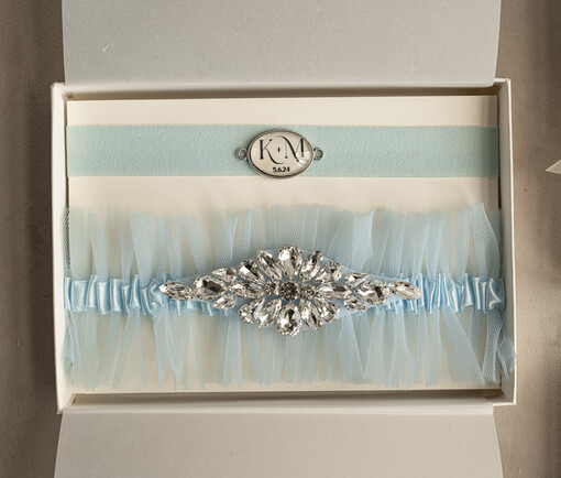 podwiązki ślubne Podwiązka ślubna z kryształkami, podwiązka z niebieskiego tiulu zdobiona aplikacją z kryształków, dwie podwiązki w zestawie, podwiązka z inicjałami Pary Młodej