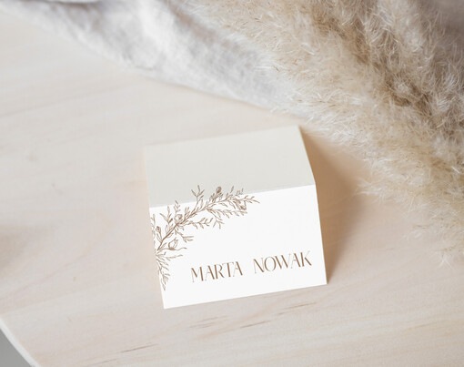 Nowoczesne prosta forma  delikatna grafika na winietkach ślubnych, proste i eleganckie winietki na stół weselny, wizytówki ślubne ecru z grafiką, nowoczesne wizytówki na stoły weselne