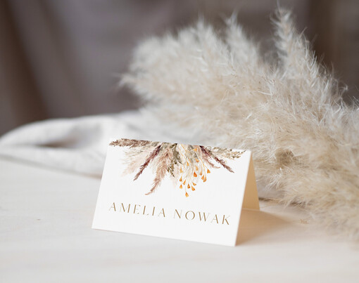 Nowoczesne prosta forma  delikatna grafika na winietkach ślubnych, proste i eleganckie winietki na stół weselny, wizytówki ślubne ecru z grafiką, nowoczesne wizytówki na stoły weselne