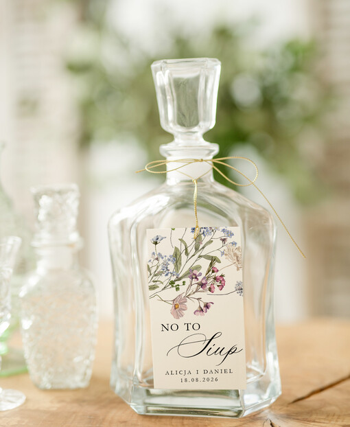 Nowoczesne prosta forma  zawieszki na butelki weselne, zawieszki weselne z imionami pary młodej, karteczki na weselny trunek, zawieszki ślubne, delikatne zawieszki na alkohol na weselu