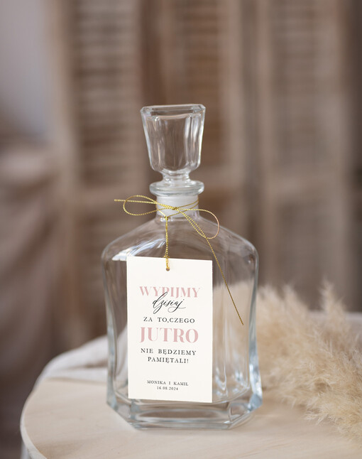 Nowoczesne prosta forma  zawieszki na butelkę, proste zawieszki ślubne, rustykalne zawieszki na alkohol z dowolną treścią, ozdobna zawieszka na wódkę weselną, etykieta na butelki