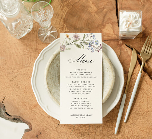 Nowoczesne prosta forma  kwiatowe menu na stoły weselne, karta dań na wesele, proste menu weselne w kolorze ecru, karta dań weselnych, menu weselne, plan podawania posiłków na weselu