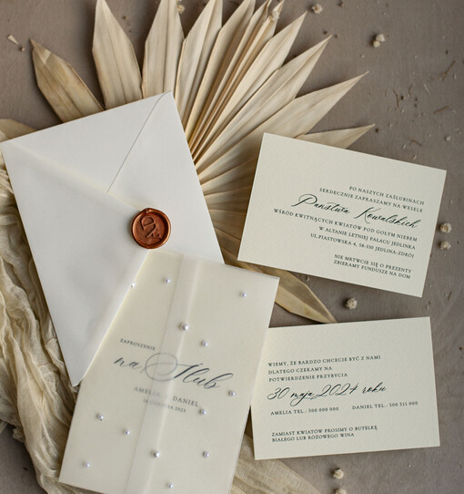 z perełkami / tłoczeniem zaproszenia ślubne z perełkami, minimalistyczne zaproszenie na ślub z perełkami i kalką, rwane złocone zaproszenie na ślub cywilny perły