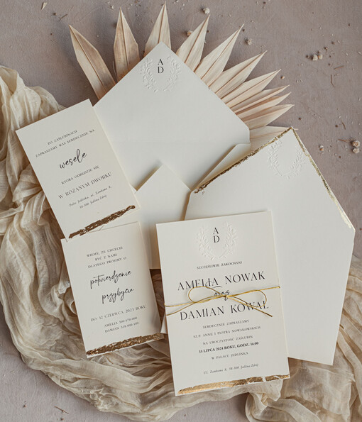 z perełkami / tłoczeniem zaproszenia ślubne z tłoczeniem, minimalistyczne zaproszenie na ślub złocone, suchy przetłok złocone zaproszenie na ślub cywilny perły