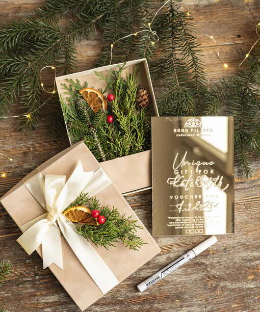 voucher bozonarodzeniowy prezent Prezent dla klientek na święta Voucher, Voucher podarunkowy dla klientów salonu fryzjerskiego bożonarodzeniowy prezent voucher welurowe pudełko - lustrzany voucher na prezent dla niej