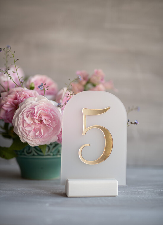 Numery na stół Akryl numerek na stół weselny najpiekniejsze eleganckie satynowy akryl  25/akrylP/nrS