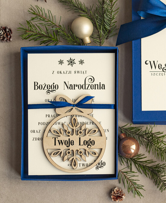 Kartki świąteczne z logo firmy kartka pudełko Biznesowe kartki świąteczne z logo w pudełku z bombką sniezynka na choinkę- drewniane zawieszki na c 01/pudZW/ksw
