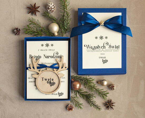 Kartki świąteczne z logo firmy kartka pudełko Biznesowe kartki świąteczne z logo w pudełku renifer  bombką na choinkę- drewniane zawieszki na choi 04/pudZW/ksw