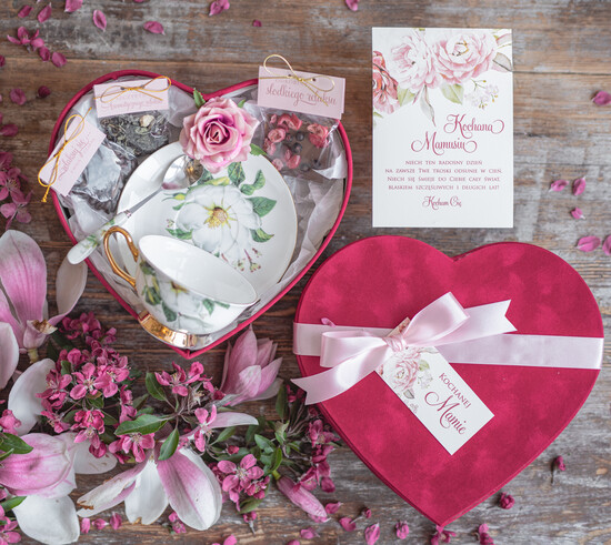 Prezenty dla Mamy zestawy w welurowych i ozdobnych pudełkach elegancki prezent na dzień mamy welurowe serce z vintage filiżanką flowerbox z filiżanką dla Mamy 05/pudVelserce/DLAMAMY