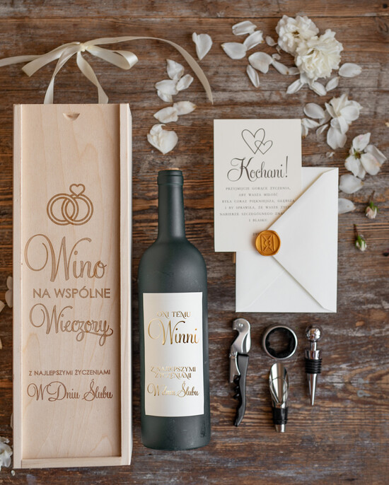 Prezenty dla Młodej Pary zestawy i akcesoria do wina i drinków Kreatywne pomysły na prezent ślubny drewniana skrzynka na butelkę oraz akcesoria 03/miniboxDR/ParaMloda