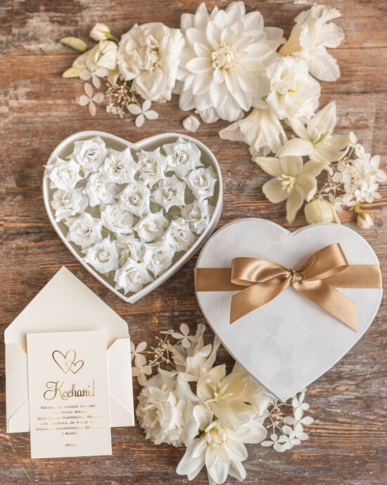 Prezenty dla Młodej Pary flowerbox, kartki z życzeniami, pudełka na prezenty Pomysłowy prezent na ślub dla Młodej Pary flower box welurowe serce z kwiatami pudeleczko na pieniad 02/BOX/ParaMloda