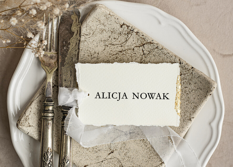 Winietki glamour złote eleganckie winietki na stół weselny wizytówki ślubne, winietki z płatkami złota, darte winietki ze złotem na stoły weselne, elegancka winietka na stół we0