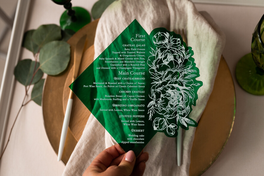 Menu glamour karta dań na weselu, akrylowe menu weselne, karta dań z zielonej pleksy, menu weselne w stylu glamour, karta drinków, zielone menu weselne4