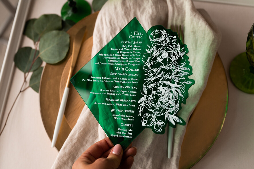 Menu glamour karta dań na weselu, akrylowe menu weselne, karta dań z zielonej pleksy, menu weselne w stylu glamour, karta drinków, zielone menu weselne2