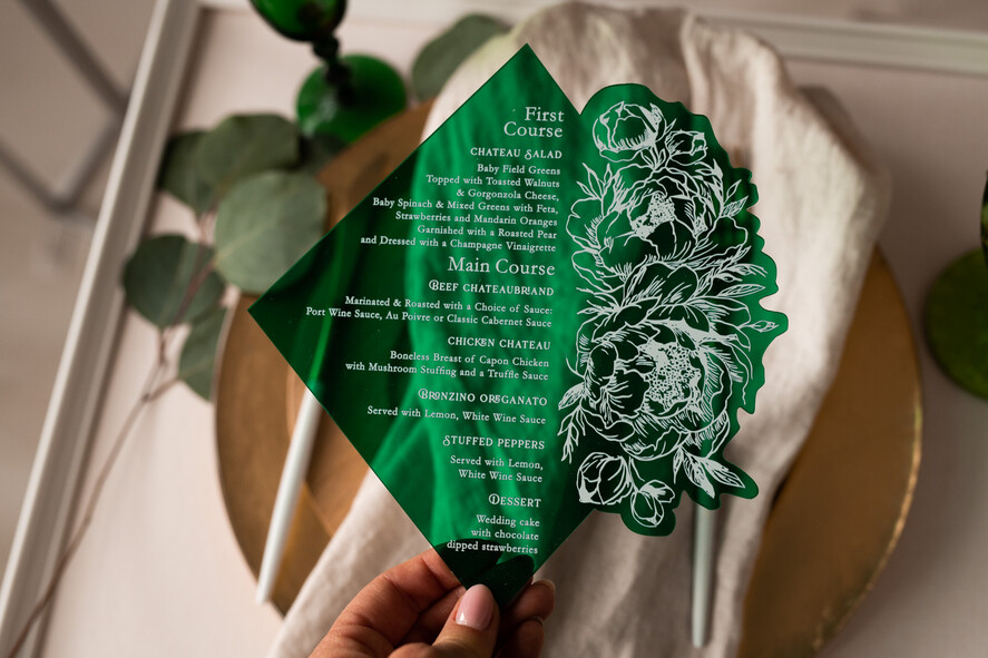 Menu glamour karta dań na weselu, akrylowe menu weselne, karta dań z zielonej pleksy, menu weselne w stylu glamour, karta drinków, zielone menu weselne1