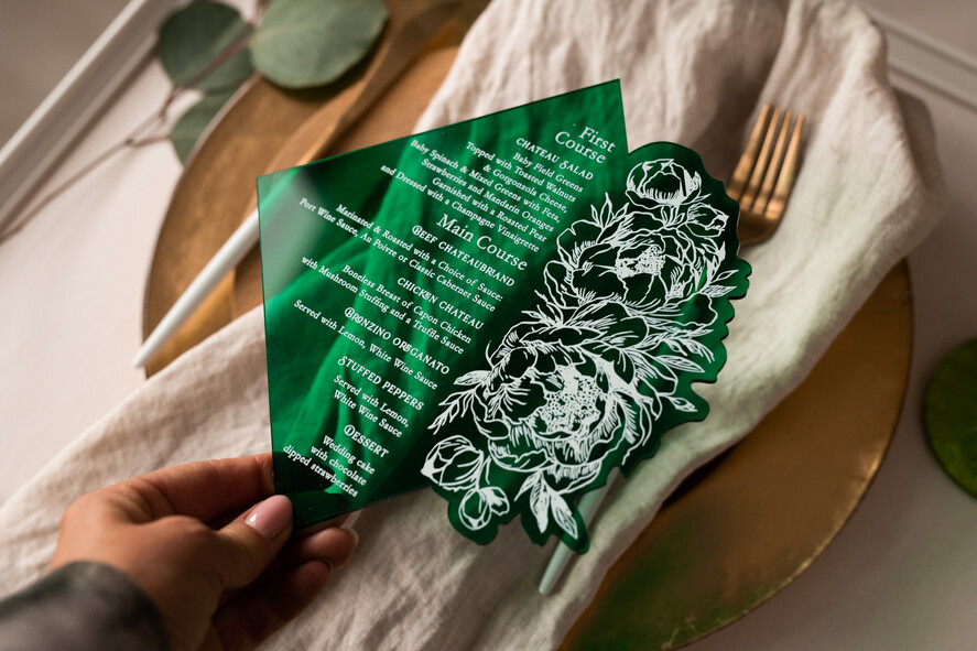 Menu glamour karta dań na weselu, akrylowe menu weselne, karta dań z zielonej pleksy, menu weselne w stylu glamour, karta drinków, zielone menu weselne0