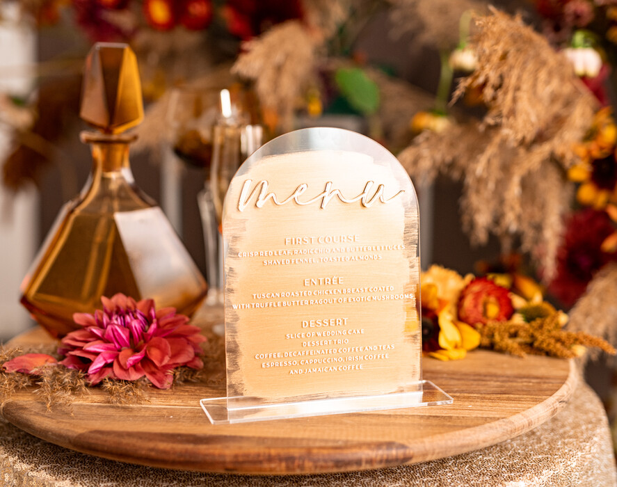 Menu glamour nowoczesna forma karty dań na weselu, akrylowe menu weselne, stojąca karta dań, menu weselne w stylu glamour, plan podawania posiłków, złote menu weselne 2