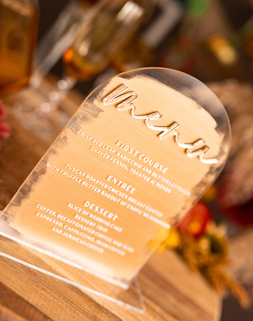 Menu glamour nowoczesna forma karty dań na weselu, akrylowe menu weselne, stojąca karta dań, menu weselne w stylu glamour, plan podawania posiłków, złote menu weselne 1