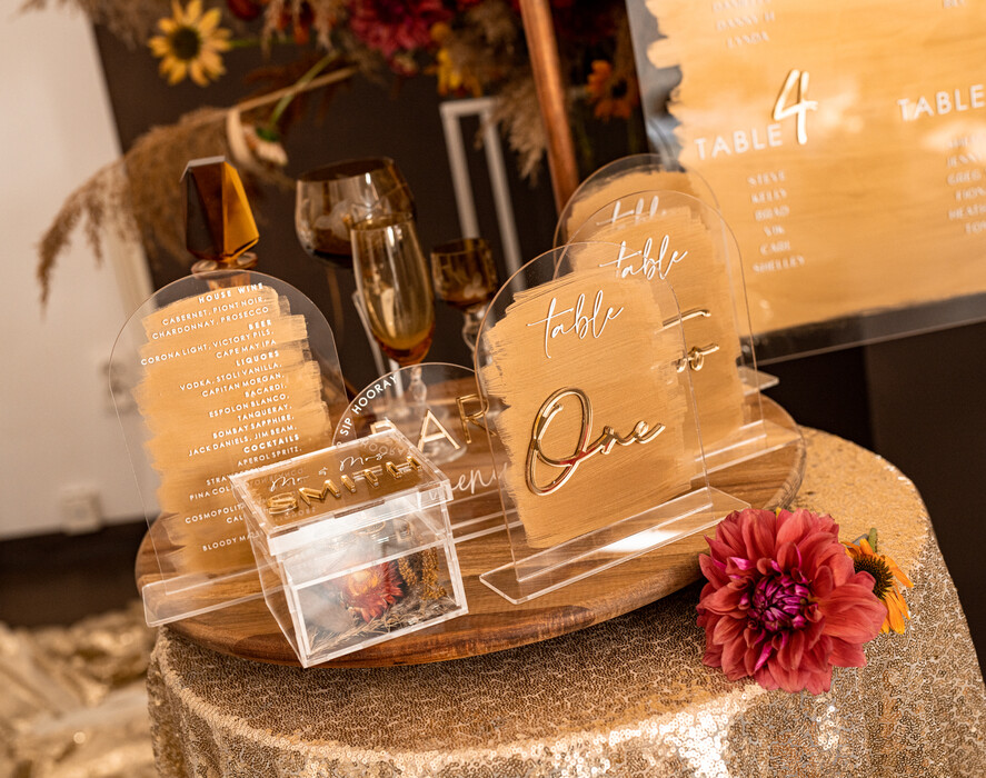 Menu glamour nowoczesna forma karty dań na weselu, akrylowe menu weselne, stojąca karta dań, menu weselne w stylu glamour, plan podawania posiłków, złote menu weselne 5
