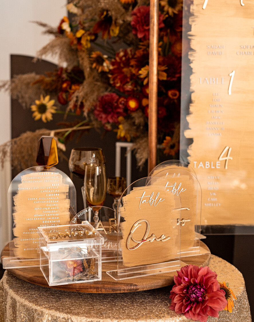 Menu glamour nowoczesna forma karty dań na weselu, akrylowe menu weselne, stojąca karta dań, menu weselne w stylu glamour, plan podawania posiłków, złote menu weselne 4