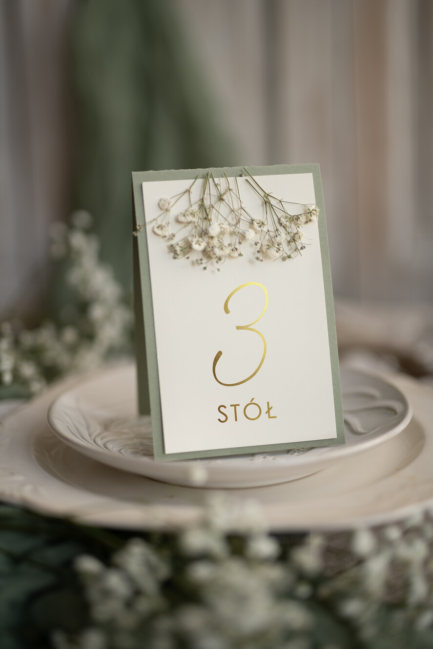 Numery na stół botaniczne podróżnicze numery na stoły weselne i gipsówką, suszona gipsówka na dodatkach ślubnych, rustykalne wesele numerki na stół weselny z gipsówką 1