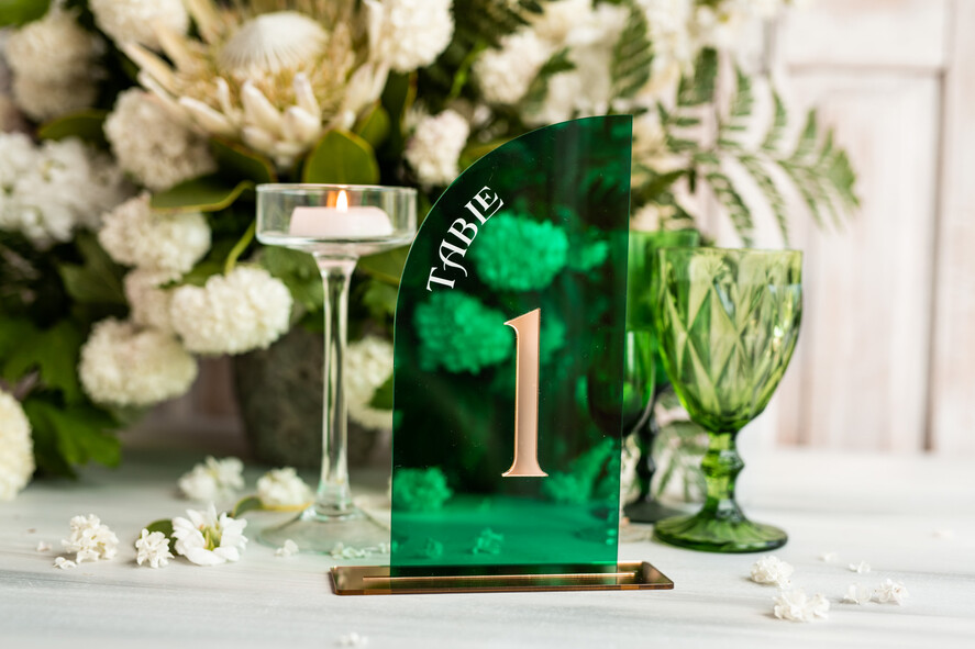Numery na stół Akryl zielone numerki na stoły weselne, elegancka i nowoczesna forma karty dań na weselu, akrylowe zielone menu weselne, 7