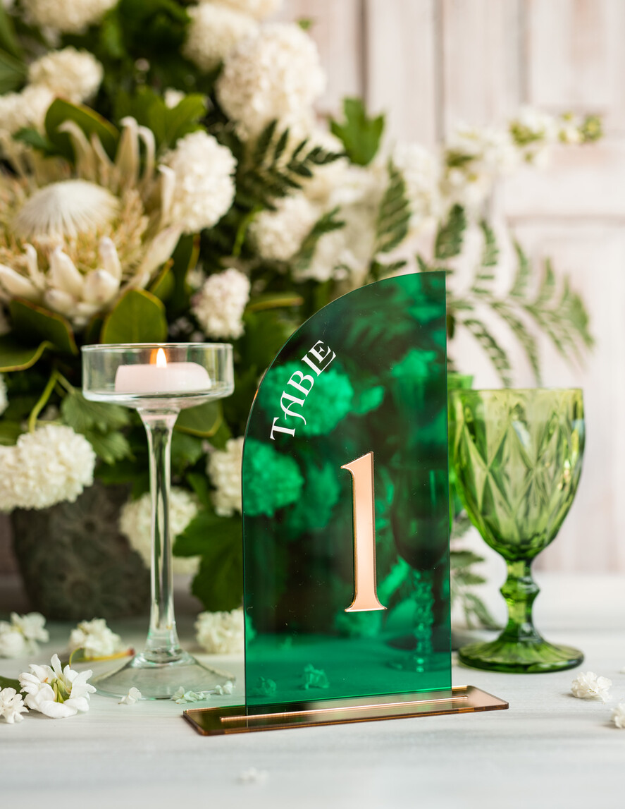 Numery na stół Akryl zielone numerki na stoły weselne, elegancka i nowoczesna forma karty dań na weselu, akrylowe zielone menu weselne, 5
