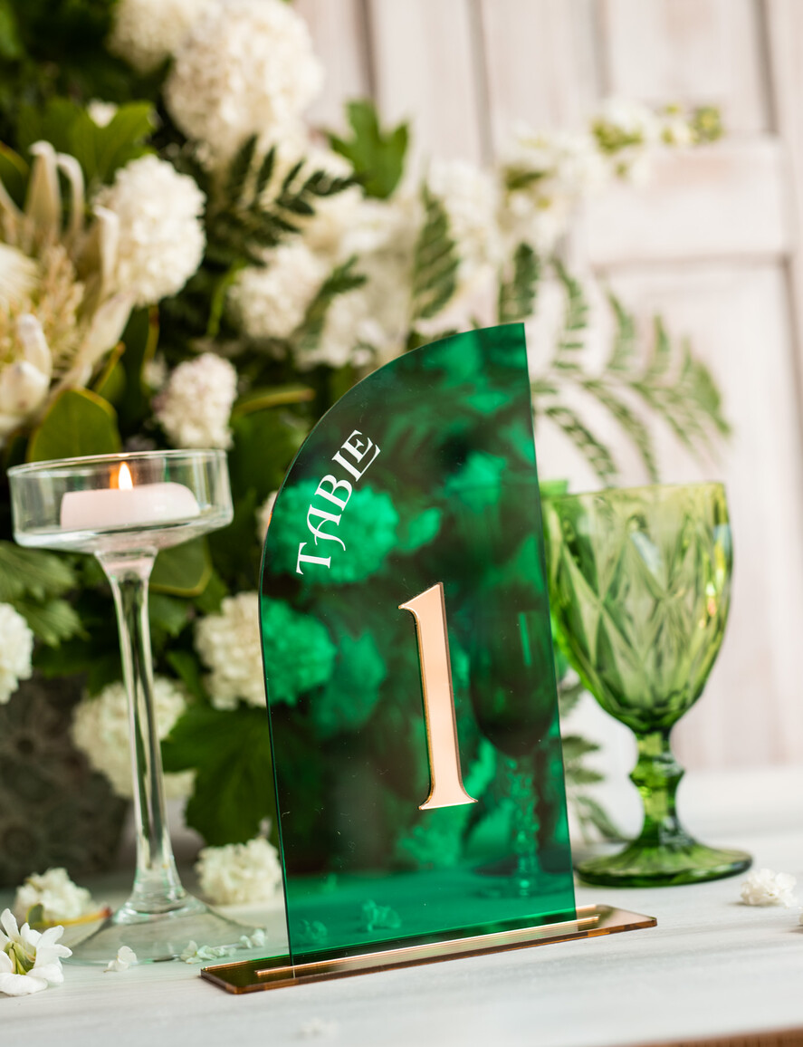 Numery na stół Akryl zielone numerki na stoły weselne, elegancka i nowoczesna forma karty dań na weselu, akrylowe zielone menu weselne, 2
